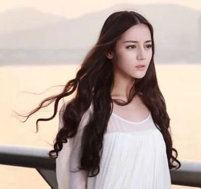 时尚博主“整形手术曝光”，粉丝质疑真实面貌！