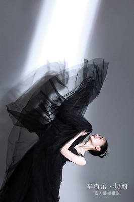 顶流男团“共享女友”丑闻，私生饭曝露骨聊天记录，酒店轮换时间精确到分钟